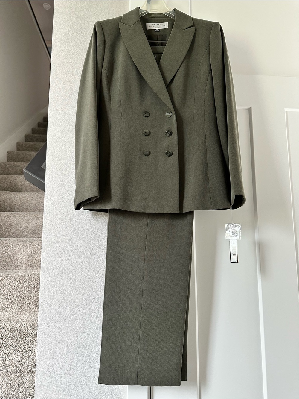 Tahari Arthur S. Levine 4P Double-Breasted Olive Women's 2-piece pant suit - Picture 3 of 11